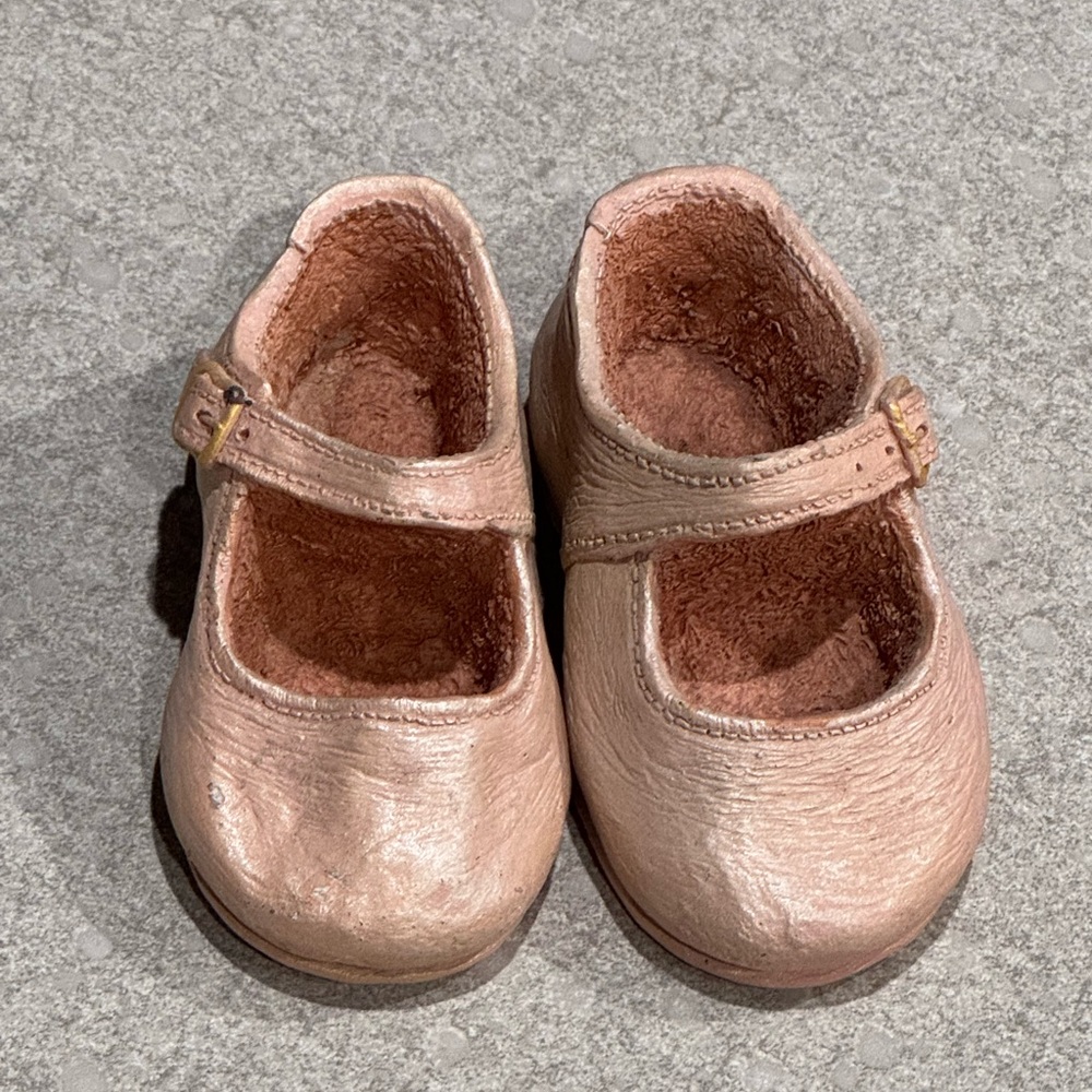 Keypoint Clay painted baby Girl Mary Jane’s Shoe Sculpture Nursery Home Decor
